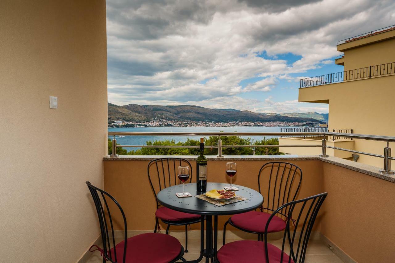 Apartments Mare Trogir Buitenkant foto