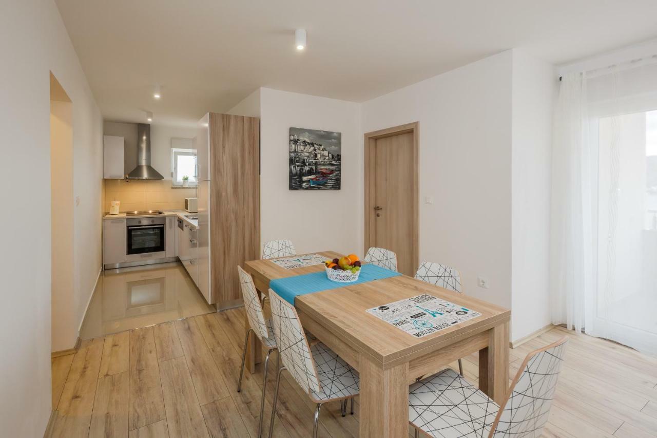 Apartments Mare Trogir Buitenkant foto