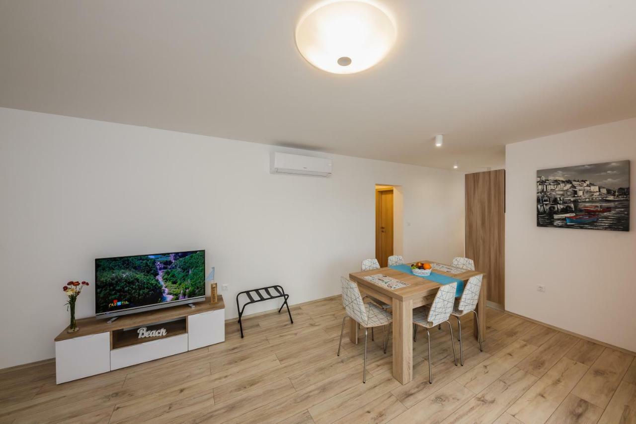 Apartments Mare Trogir Buitenkant foto