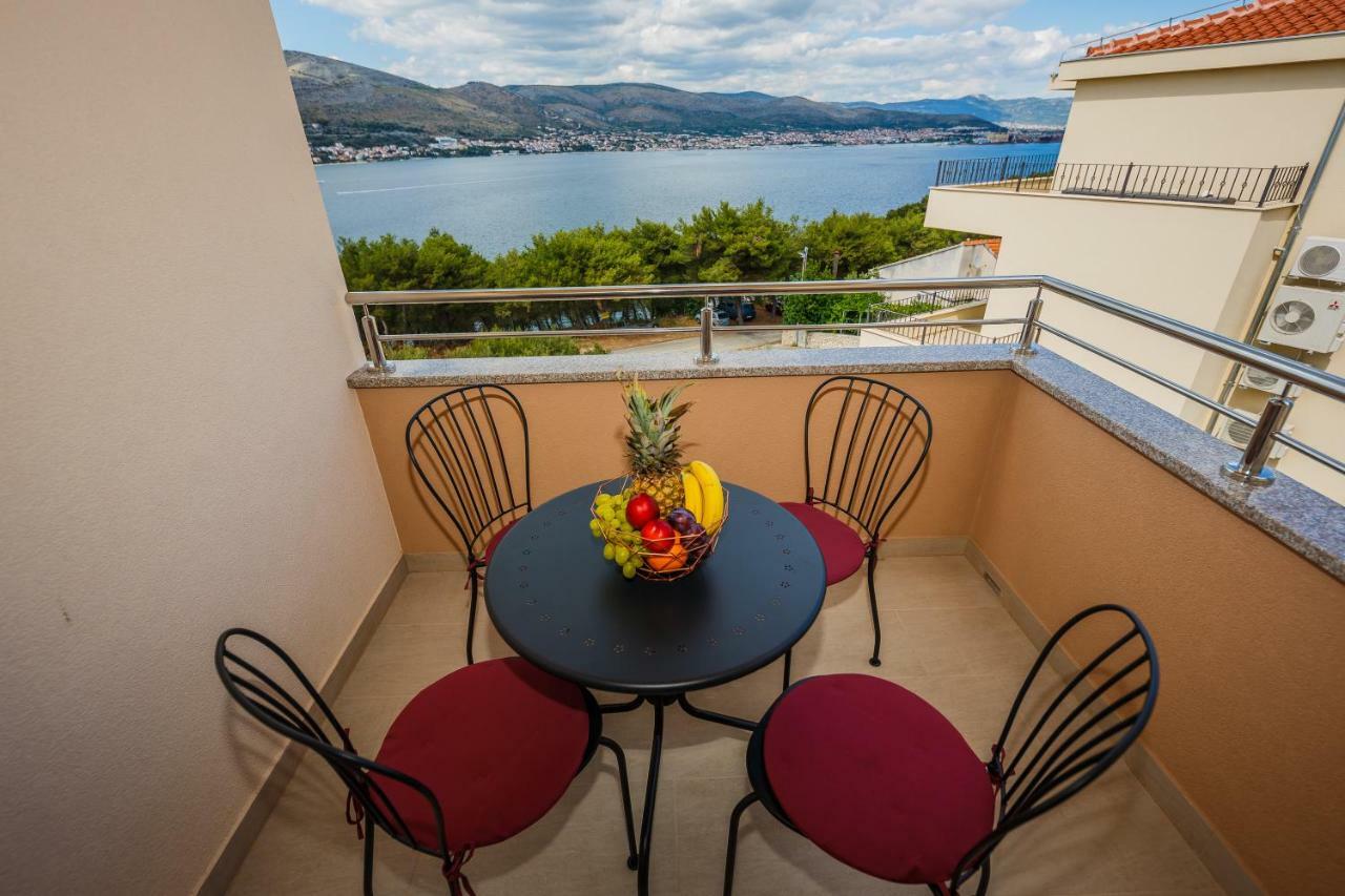 Apartments Mare Trogir Buitenkant foto