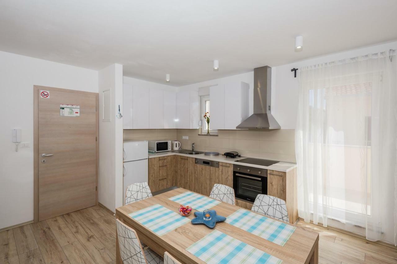Apartments Mare Trogir Buitenkant foto